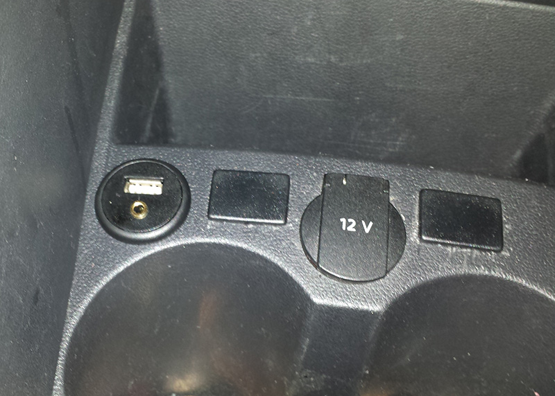 USB en AUX inbouw stekkerdoos met 2 meter verlengkabel USB en AUX inbouw stekkerdoos met 2 meter verlengkabel
