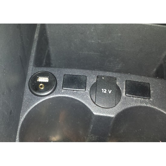 USB en AUX inbouw stekkerdoos met 2 meter verlengkabel USB en AUX inbouw stekkerdoos met 2 meter verlengkabel
